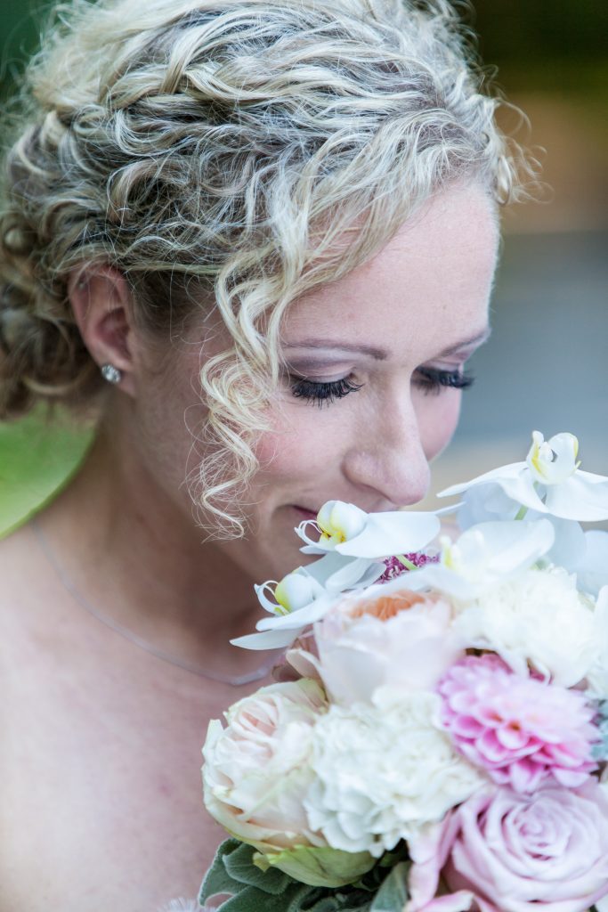 Hochzeit, Braut mit Haaren und Make-up