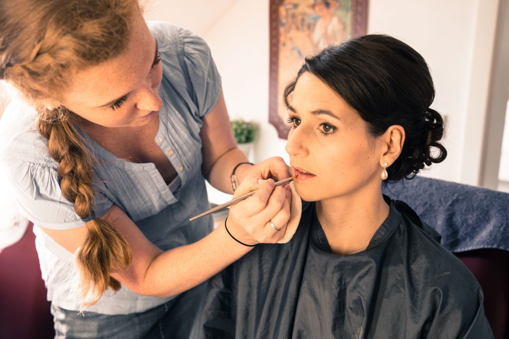 Hochzeit, Braut mit Haaren und Make-up