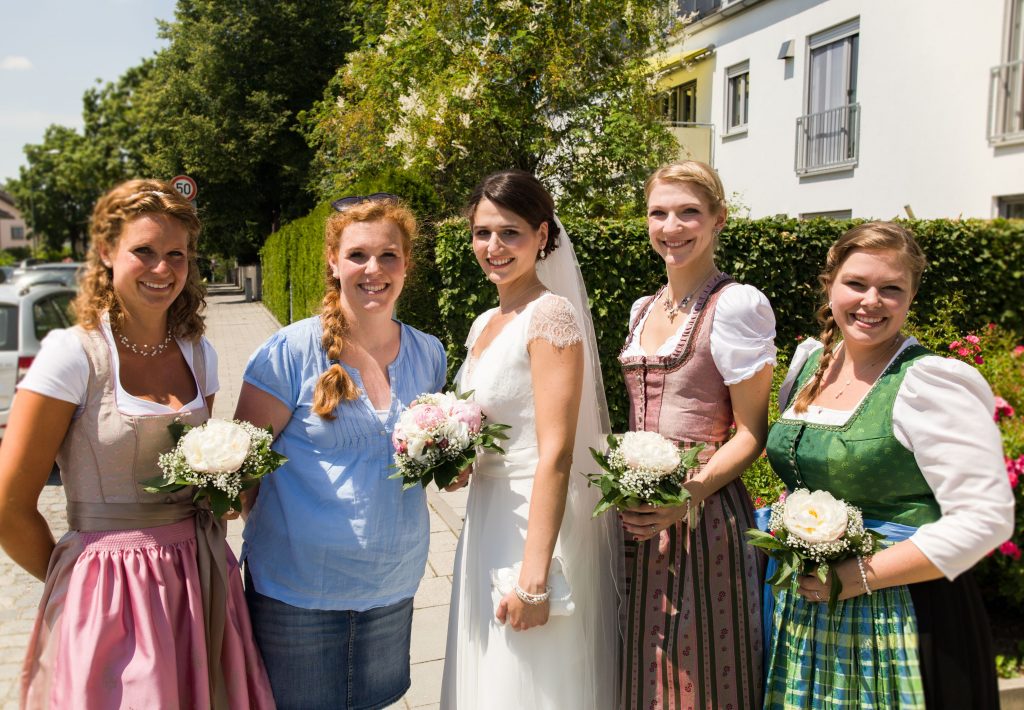 Hochzeit mit Braut, Brautjungfern Haaren und Make-up