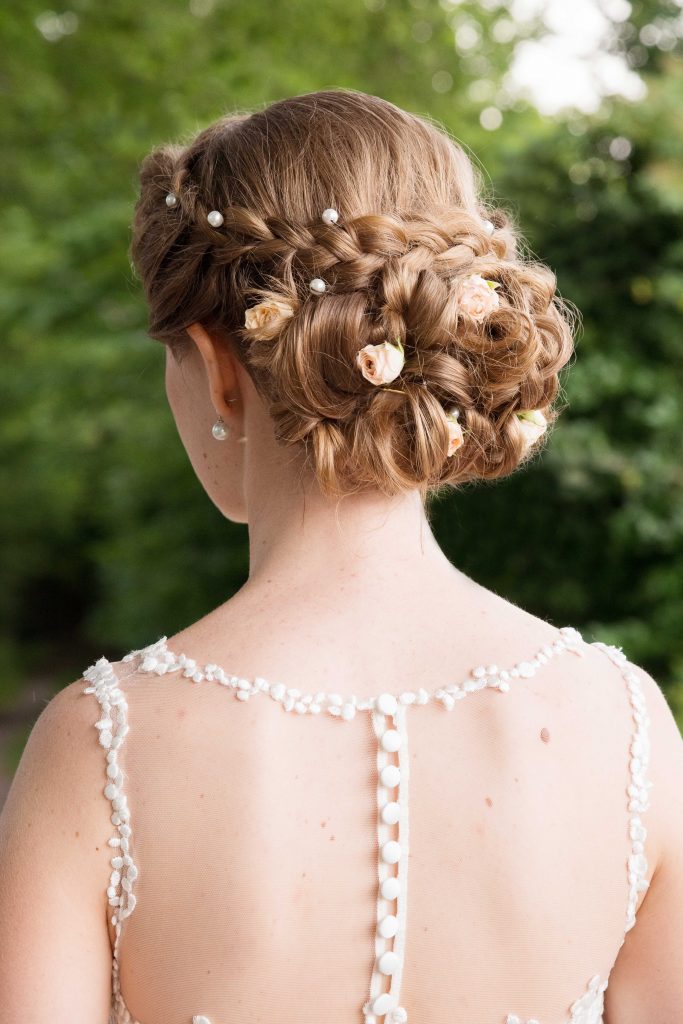 Hochzeit, Braut mit Haaren und Make-up