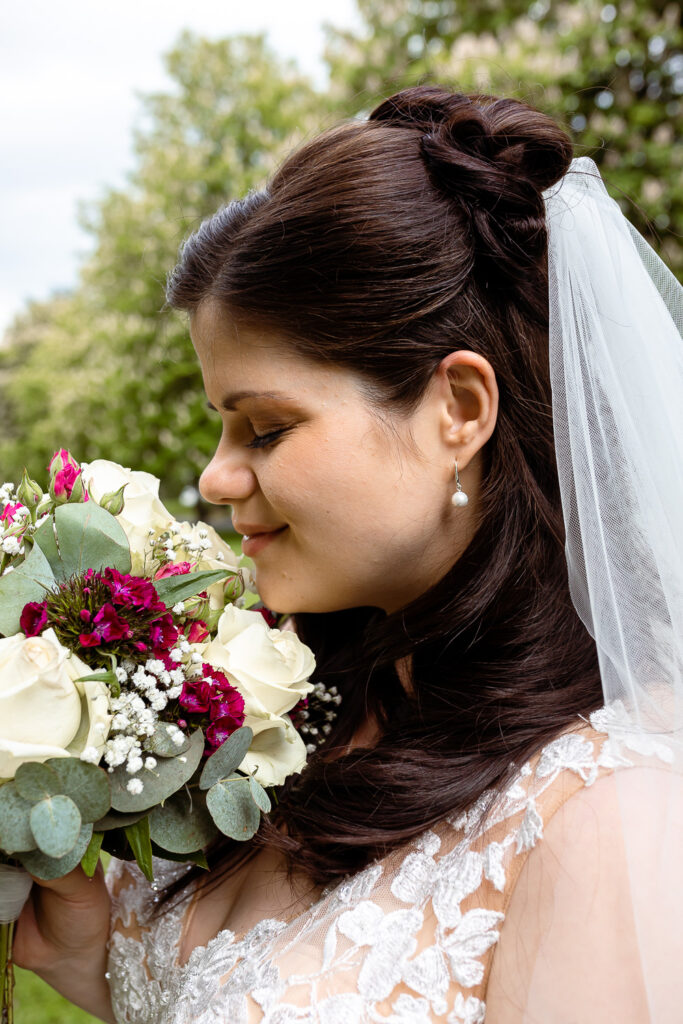 Hochzeit, Braut mit Haaren und Make-up