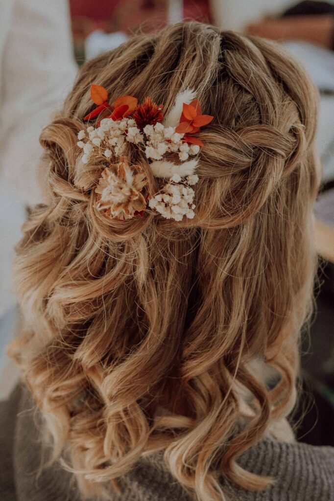 Hochzeit, Braut mit Haaren und Make-up