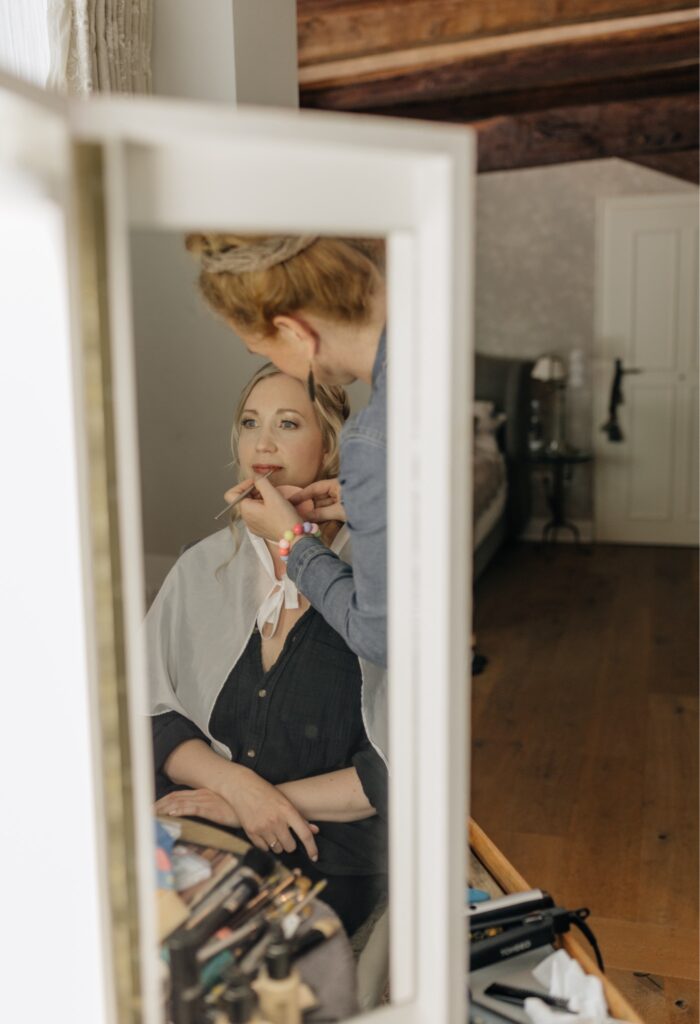 Hochzeit, Braut mit Haaren und Make-up