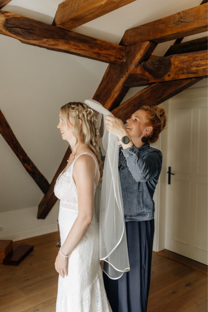 Hochzeit, Braut mit Haaren und Make-up